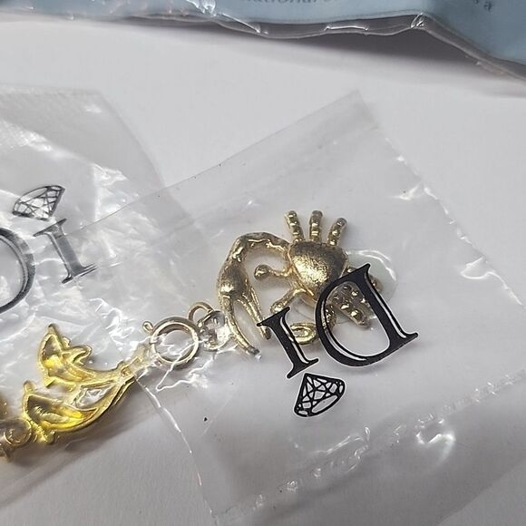 Diamond International Charm Bracelet with Crab and Dolphin Charms NIP - Picture 3 of 3